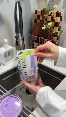 🥝 Smart Cup with Fork & Drain Basket 🥭 Built-in drainage basket keeps fruit fresh 🍇 Lid includes a mini fork—no extra utensils needed 🍒 Just rinse to clean, hassle-free 🥤 Compact size, perfect for bags & travel 🍊 Ideal for work, school, or afternoon tea #FruitCup #HealthySnacking #TravelEssentials #OnTheGoSnacks #SmartDesign