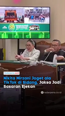 Nikita Mirzani kembali jadi sorotan saat menjalani sidang kasus dugaan pemerasan dan TPPU di PN Jakarta Selatan, Kamis (25/9/2025). Ia terlihat melontarkan ledekan kepada Jaksa Penuntut Umum (JPU) dengan menirukan tren goyangan ala TikTok. Momen itu terjadi ketika jaksa menanyakan soal makna forensik maupun aspek sosial dalam percakapan antara Oki Pratama dan Reza Gladys. Mendengar penjelasan saksi, Nikita terlihat menunjuk sambil berjoget, bahkan mengulanginya beberapa kali. Aksi tersebut membuat suasana sidang sempat gaduh hingga Ketua Majelis Hakim, Kairul Soleh, menegurnya karena dianggap mengganggu jalannya persidangan. —- #Radarpena #Radarpenanews #NikitaMirzani #SidangNikitaMirzani #TPPU   