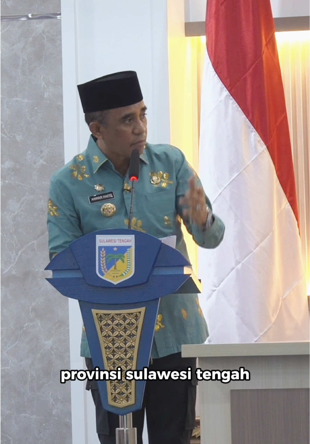 Saya bersama Ibu Wakil Gubernur dr. Reny A. Lamadjido, Ketua TP-PKK Ibu Sri Nirwanty Bahasoan, serta para kepala daerah mendampingi Kepala Badan Gizi Nasional (BGN) Bapak Dadan Hindayana dalam pembahasan Program Makan Bergizi Gratis (MBG) di Ruang Polibu Kantor Gubernur. Program ini adalah amanat besar Presiden untuk membangun generasi sehat, cerdas, dan meringankan beban keluarga. Saya tegaskan, Pemprov Sulteng bersama seluruh bupati dan wali kota siap mengawal program ini dengan serius hingga ke tingkat desa. Memberi makan rakyat adalah tugas mulia sekaligus tanggung jawab kita bersama. Mari kita jaga dan jalankan MBG dengan sepenuh hati demi masa depan anak-anak Sulawesi Tengah dan Indonesia. #sulteng #sulawesitengah #anwarhafid 