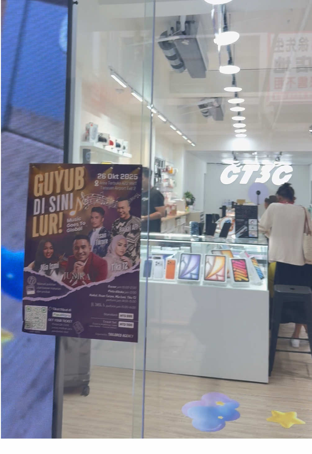 🎫 Konser 《GUYUB DI SINI LUR》- Tiket Resmi Dibuka / Tiket Dijual Family Mart (全家便利商店）  . 🔔 Teman-teman sudah lama menunggu!  📅 Penjualan tiket resmi dimulai 🔥 Khusus 500 pembeli pertama → Promo Beli 1 Gratis 1! Jangan sampai ketinggalan! . 🎟️ Harga Tiket (Standing Area): 🛒 Dijual di seluruh mesin FamiPort (FamilyMart Taiwan). Tutorial pembelian silakan cek postingan resmi. NT$899 (Tiket Reguler) NT$1.100 (Tiket + Shuttle Bus) NT$1.498 (Tiket Disabilitas, wajib sertakan dokumen, termasuk 1 pendamping) . 🎤 26/10 – Pesta terbesar komunitas Indonesia di Taoyuan! ✔ Bintang besar Indonesia tampil bersama: Judika, Tika T2, Ihsan Tarore, Mia Ismi, Haikal AFI ✔ Bazaar kuliner nusantara + stan khas Indonesia ✔ Seharian penuh makan, belanja, hiburan & seru-seruan! . 📍 Lokasi: Area terbuka depan Exit 2 MRT A22 Laojie River Station (jalur MRT Bandara Taoyuan) ⏰ Bazaar: 10:00–17:00 ｜ Konser: 14:00–16:00 . 👉 Pendaftaran stan / pertanyaan tiket Silakan hubungi LINE resmi: @673ttbfj . 🔥 Jangan lewatkan pesta paling meriah musim gugur ini –  by ayo datang dan seru bareng! #GUYUBDISINILUR #Konser #Taoyuan #Judika #Taiwan Mau beli hp, iPad langsung Cari Aja @CT3C Zhongli - ID  @Dennis Konter CT3C📱 