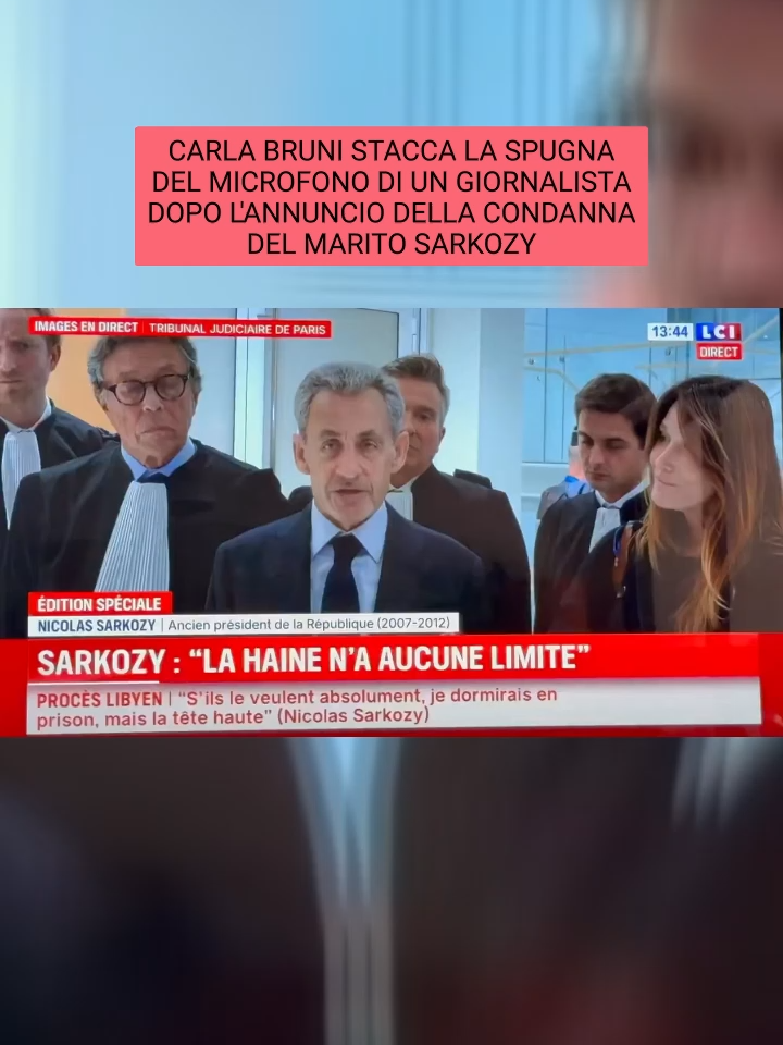 Un momento di nervosismo, un gesto eccezionale con uno sguardo fintamente serafico. Dopo la condanna a 5 anni di Nicolas Sarkozy, l'ex presidente francese e l'ex première dame all'uscita del tribunale vengono assediati dai giornalisti. Lui spiega che dormirà tranquillo e sereno e farà ricorso contro la decisione dei giudici. Carla Bruni, invece, punta al microfono dei cronisti di Mediapart, la testata che ha aperto il caso dei finanziamenti dalla Libia di Gheddafi alle presidenziali del 2007; si avvicina, strappa la spugna rossa che avvolge il microfono e la getta a terra. #carlabruni #NicolasSarkozy