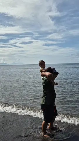 kakak waktu masih lucuuu & papa❤️❤️. pagi aja bagus, apalagi pas sunset dipantai ini. #ternate #ternate_malukuutara #pantaikastelaternate #ayahanak #anakperempuanpertama 