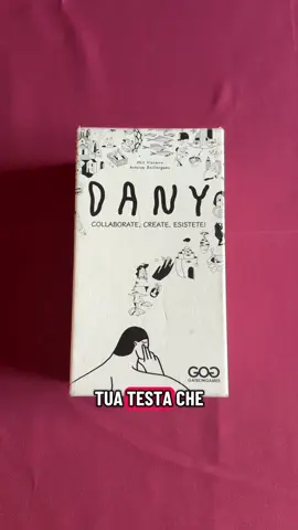 📅 26 Settembre - Oggi parliamo di DANY 🌍 Un party game psicologico ambientato… nella mente. In DANY, ogni giocatore è una delle personalità che abitano il subconscio del protagonista. Solo uno è il vero DANY, e farà di tutto per sabotare silenziosamente gli altri senza farsi scoprire. ♟️ A ogni turno, la Personalità Attiva deve far indovinare una parola usando solo carte illustrate, le Memorie. Chi è DANY, invece, cercherà di confondere le acque. Se le personalità riescono a indovinare 6 parole vincono. Ma basta un errore di troppo… e DANY potrà farsi beffe di tutti. 🌿 Creato da Phil Vizcarro e Antoine Baillargeau, con illustrazioni oniriche firmate Bengal, il gioco è pubblicato da Grrre Games. Ogni elemento visivo è pensato per evocare ricordi sfocati, conflitti interiori e una tensione sottile, tutta da vivere in silenzio. ⏳ Durata: 30 minuti. Perfetto per una serata dove il dubbio s’insinua… e nessuno è davvero chi dice di essere. E tu? Saresti la voce che guida… o quella che mente? #UnGiocoAlGiorno #DANY #GrrreGames #gioco #giocodatavolo            