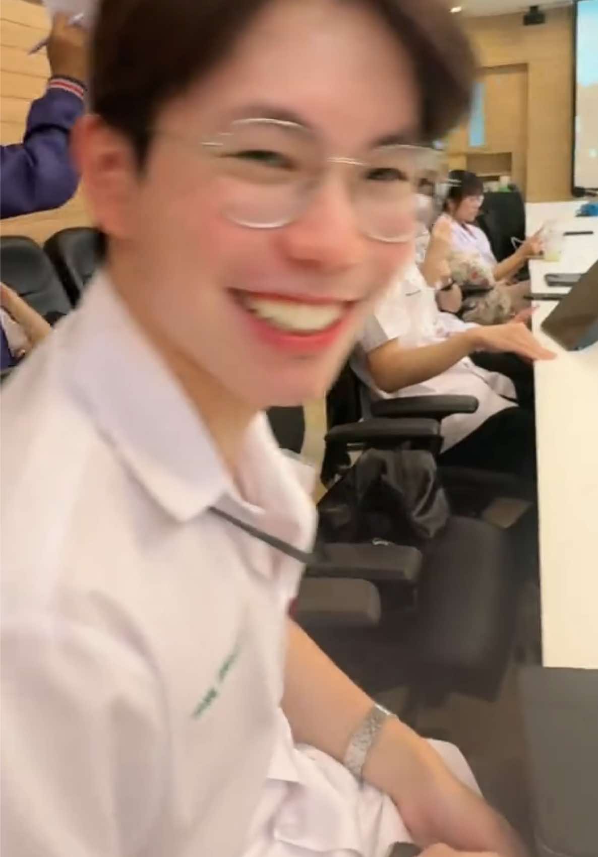 ตั้งใจเรียนหน่อยคับ555252525252552 #หมอกอล์ฟ #theboneเก่งเข้ากระดูก #หมอจุฬา #นิสิตแพทย์ 
