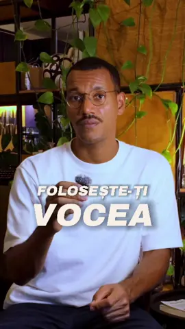 Unii folosesc platforma ca să-și verse nervii. Eu aleg să o folosesc ca să spun: „nu e ok”. Pentru că dacă un singur om prinde curaj dintr-un video, merită. Și dacă ai o voce, folosește-o. Și tăcerea ia partea cuiva. #raspundura #curaj  #voceamea #continutcuimpact #nueok 