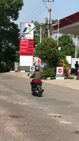 Uih jumatan hoyong lotek mialarian aprak2an teu aricalan jadina ngisi bensin,meuni ngabeletrak kieu panasna hehe  SPBU pertamina Kandangsapi #spbu #spbupertamina #cianjur #pertalite 