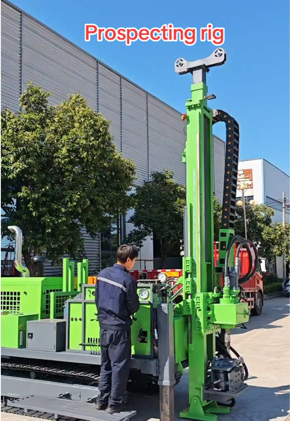This is a type 1000 fully hydraulic rock core drilling rig produced by Shandong Julong Equipment Manufacturing Co., Ltd., which can explore 1,200 meters of underground mineral resources!#promomakangajian #coredrilling #drillingrig #waterwelldrillingrig #geologicalengineering 