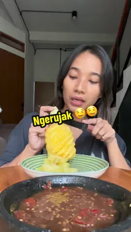 Aku suka banget sama rujak nanas, kalau kalian buah favoritenya apa untuk di rujak? 🤤