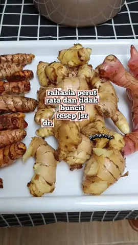 Resep rahasia perut kempes😍 hai siapa disini yang cita-citanya punya perut rata dan tidak buncit?? disini aku share rahasianya.. perut sebuncit apapun bakalan kempes kalo rutin minum ini 😍 resep JSR dr. zaidul akbar cukup dengan bahan dapur yang biasa kita temui nih.. yg pertama ada : *kunyit *lengkuas *batang sereh *jahe *jeruk nipis/lemon #resepsehat #jsrzaidulakbar #perutkempis #diet #rimpang    