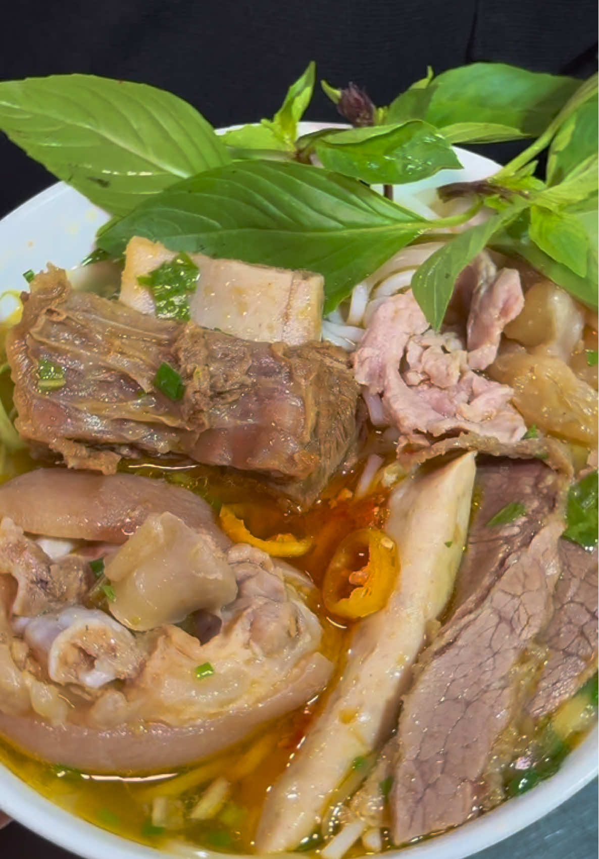 Bún bò Huế kiểu Sài Gòn #vtmgr #sg #bunbohue #Foodie 