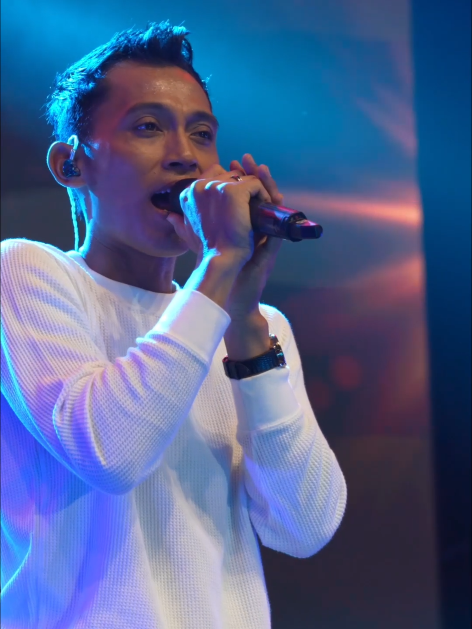 Yen krungu lagu iki kiro-kiro do kelingan wektu kelaran ra lur ? Cobo ceritano ning komentar mengko tak nyanyeke kisahmu 😊 ##galangmiftah #babaproduction #cidro #didikempot #fypシ゚ #infokonser #salatiga24jam