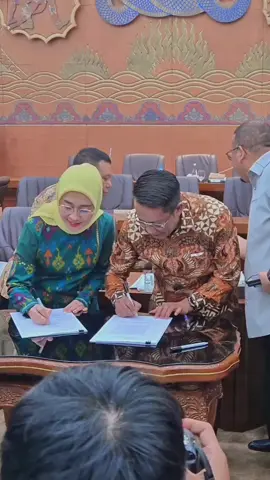 #Repost  Dalam pembahasan Rencana Keputusan RUU BUMN yang menjadi bagian penting dalam penguatan tata kelola dan transparansi badan usaha milik negara. RUU ini bukan hanya tentang regulasi, melainkan tentang komitmen kita bersama untuk mendorong BUMN lebih adaptif, profesional, dan mampu menjawab tantangan global. Langkah ini merupakan wujud nyata pemerintah dalam memastikan keberlanjutan BUMN agar semakin memberi manfaat bagi rakyat dan negara. Setahun Bekerja, Bergerak - Berdampak  #KementerianHukum  #menkumri #bangmaman #LayananHukumMakinMudah 