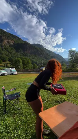 💫💫•••🚐+⛰️🌲+☕️+🌅•••💫💫 •••Despertarse así todos los días••• . . . . . . . #vanlife #campervan #van #camper #intothewild 