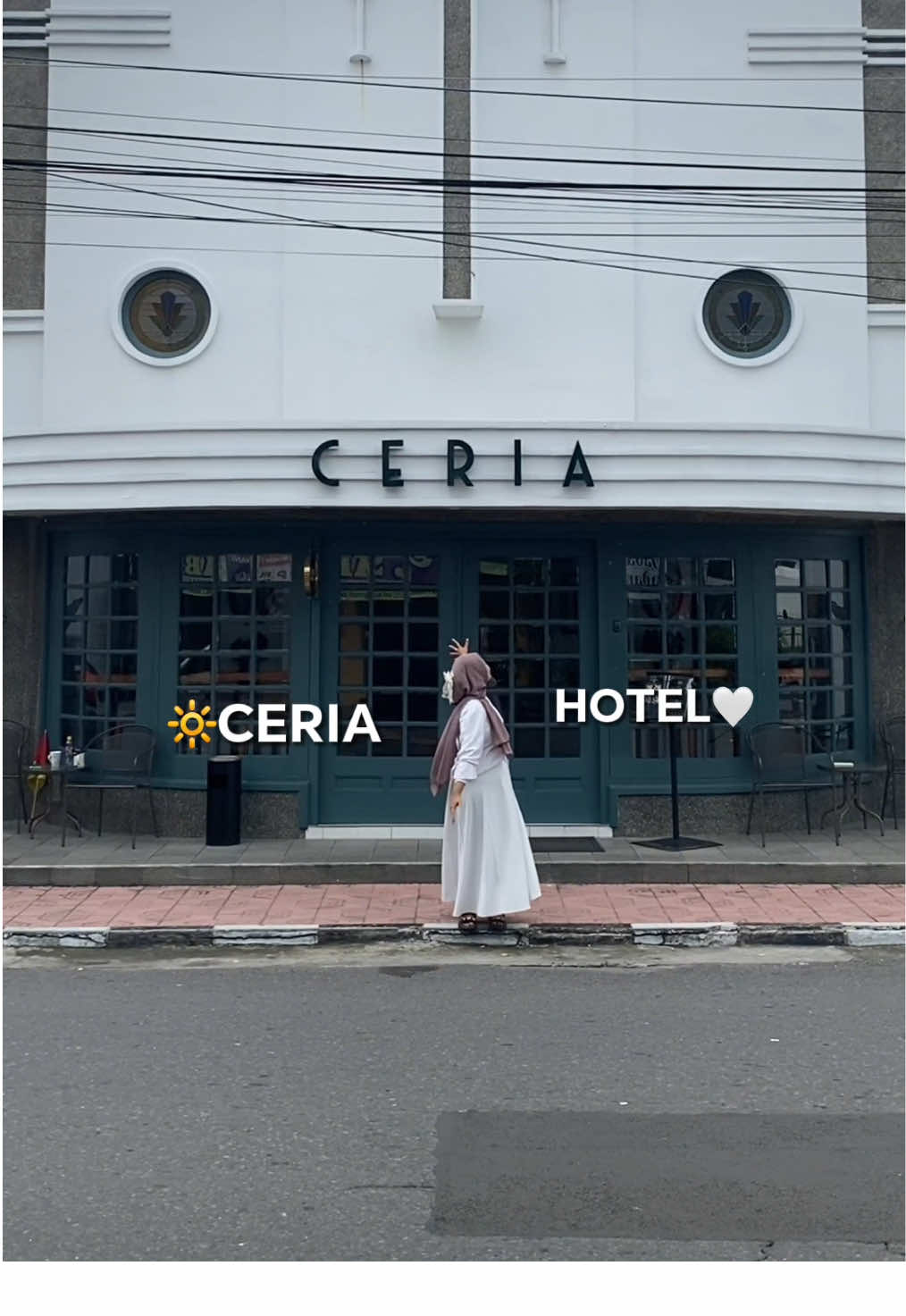 Lagi cari hotel nyaman & ramah kantong di Jogja? 🤩 Hotel Ceria Yogyakarta jadi pilihan favorit backpacker dan traveler solo!  📍 Dekat Malioboro, Tugu Jogja, dan stasiun ✨ Suasana homy, bersih, dan staff super ramah ✨ Cocok buat short trip, liburan hemat, sampai long stay Nggak heran banyak yang bilang Hotel Ceria itu hidden gem di pusat Jogja 💛 #SeptemberHotelCeria #JelajahAkhirPekan #JelajahHotelAkhirPekan #StaycationJogja #hotelceria