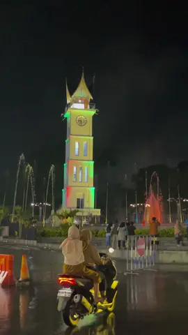 Vibe jamgadang saat hujan ✨ . . . . . . . . . . . . . . . . #minang #sumbar #bukittinggi #musikminang #minangtiktok #bukittinggivlog #padangpanjang #bukittinggitiktok #marapisumbar #sunset #erupsimarapi #gunungmarapi #ngaraisianok #tabiangtakuruang #singgalang #sunset #takjil 