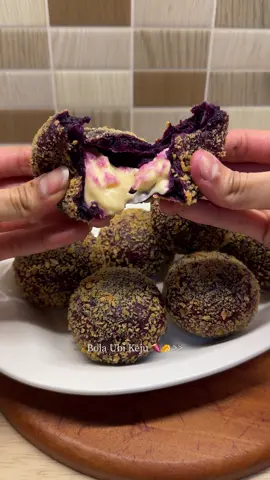 🍠Bahan : 1 buah ubi ungu ukuran besar (kukus) 4-5 sdm tapioka 1/4 sdt baking powder (double act) 4-5 sdm susu kental manis Aduk sampai rata (bisa dibulatkan) Isi keju oles/ moza/ quickmelt Baluri campuran air & terigu Lalu ke tepung roti Goreng api kecil  Kalo luarnya udah agak keras, bisa sambil di tekan” sampai mateng.
