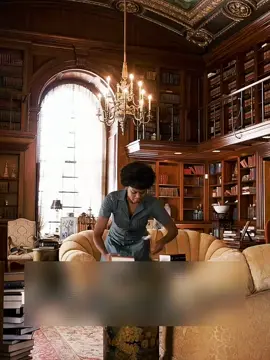 بعد ان سألت المليونير على سبب وجود الكثير من الكتب في غرفة المعيشة، خطرت لها فكرة لتجعل ابنها يدرس جيدا و يحصل على علامات كاملة، وكانت خطتها ناجحة جدا. #فيلم_السهرة #أفلام_أجنبية_مترجمة #ملخصات_افلام 