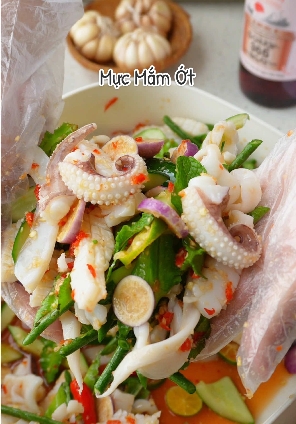 Mực sốt mắm ớt chua cay tê tái #AnCungTikTok #NuocMamCHINSU #UChuop365Ngay  #40DoDam #CaComBienDong 