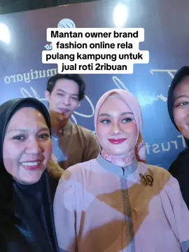 Hai Bolo kenalin aku ibu 4 anak, mantan owner brand fashion yg skr udah menetap di kampung halaman dan sekarang mau fokus bisnis roti dari rumah  Dari brand fashion online yg aku punya aku bisa menghasilkan puluhan juta setiap bulannya tapi setelah pandemi justru penjualan kami merosot  Dari situ kami mulai berfikir untuk bisnis makanan  Kenapa milih roti ? Karena suami dan anak -anak semua suka roti , bikin buat cemilan pas iseng di jual eh lah kok temen temen suka Katanya rotinya enak pake banget  Menurut kalian yang pernah jualan enak jualan baju atau jualan makanan ?  Komen ya #rotiklaten #roti2ribuan #bisnis darirumah #produkdigital 