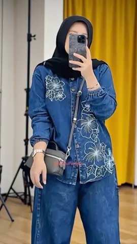 Oneset Jeans Bordir Premium Setelan jeans ini hadir dengan sentuhan bordir yang elegan, menjadikannya pilihan tepat bagi kalian yang ingin tampil kasual namun tetap menonjol. Dibuat dari bahan jeans premium, set ini memberikan kenyamanan sekaligus tampilan istimewa dalam berbagai kesempatan. Didesain dengan fitur busui friendly, menjadikannya praktis untuk penggunaan sehari-hari tanpa mengurangi gaya. Dengan ukuran LD 110, produk ini pas digunakan untuk tubuh dengan lingkar dada sedang hingga besar. ✨ Spesifikasi utama: Bahan: Jeans premium Detail: Bordir cantik, eksklusif Fitur: Busui friendly Ukuran: LD 110 #jeanswanita #setelanjeans #setjeans #atasanjeans #bajujeans 
