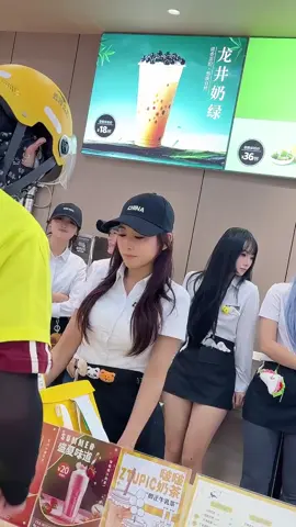 店长来都要挨我一鞭子 #鞭子舞 #奶茶妹妹 #卡点舞