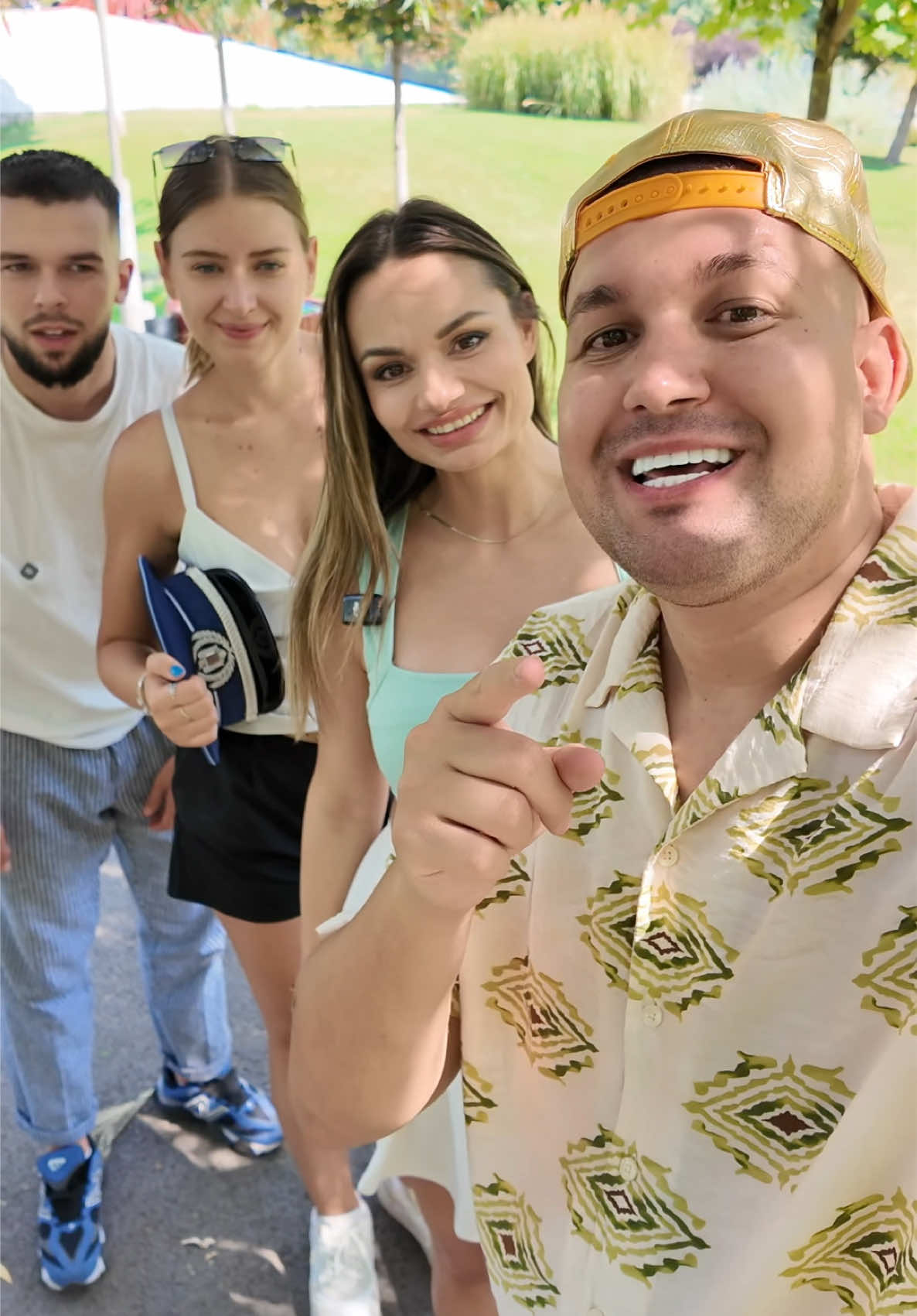 Întregul clip îl găsiți pe YouTube George CGF ! Am filmat ceva tare cu @_oana_ionita @Iarina Şi @BEUCĂ  ! Trebuie să vedeți neapărat! 😂 