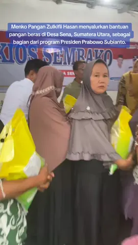 Menko Pangan Zulkifli Hasan @zul.hasan menyalurkan bantuan pangan beras di Desa Sena, Sumatera Utara, sebagai bagian dari program Presiden Prabowo Subianto. Zulhas menegaskan bahwa beras yang dibagikan merupakan bagian dari bantuan langsung dari Bapak Presiden Prabowo Subianto sebagai bentuk kepedulian kepada rakyat. #ZulkifliHasan #MenkoPangan #PartaiAmanatNasional #bantupangan #bantupanganbanturakyat 