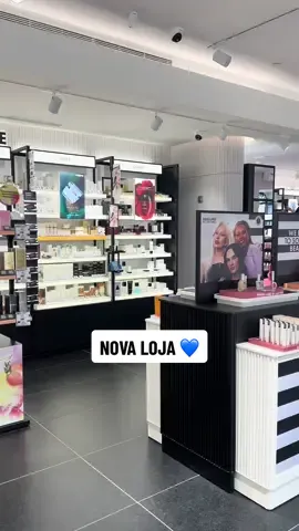 Cada vez mais Lisbonita 💙  Lisboa está ainda mais bonita com a abertura da nova loja Sephora na Rua Augusta! Aqui podes fazer o teu self-check out e encontrar marcas como @pradabeauty , @Armani beauty e @Hourglass Cosmetics  Quem já nos fez uma visita? #SephoraPortugal