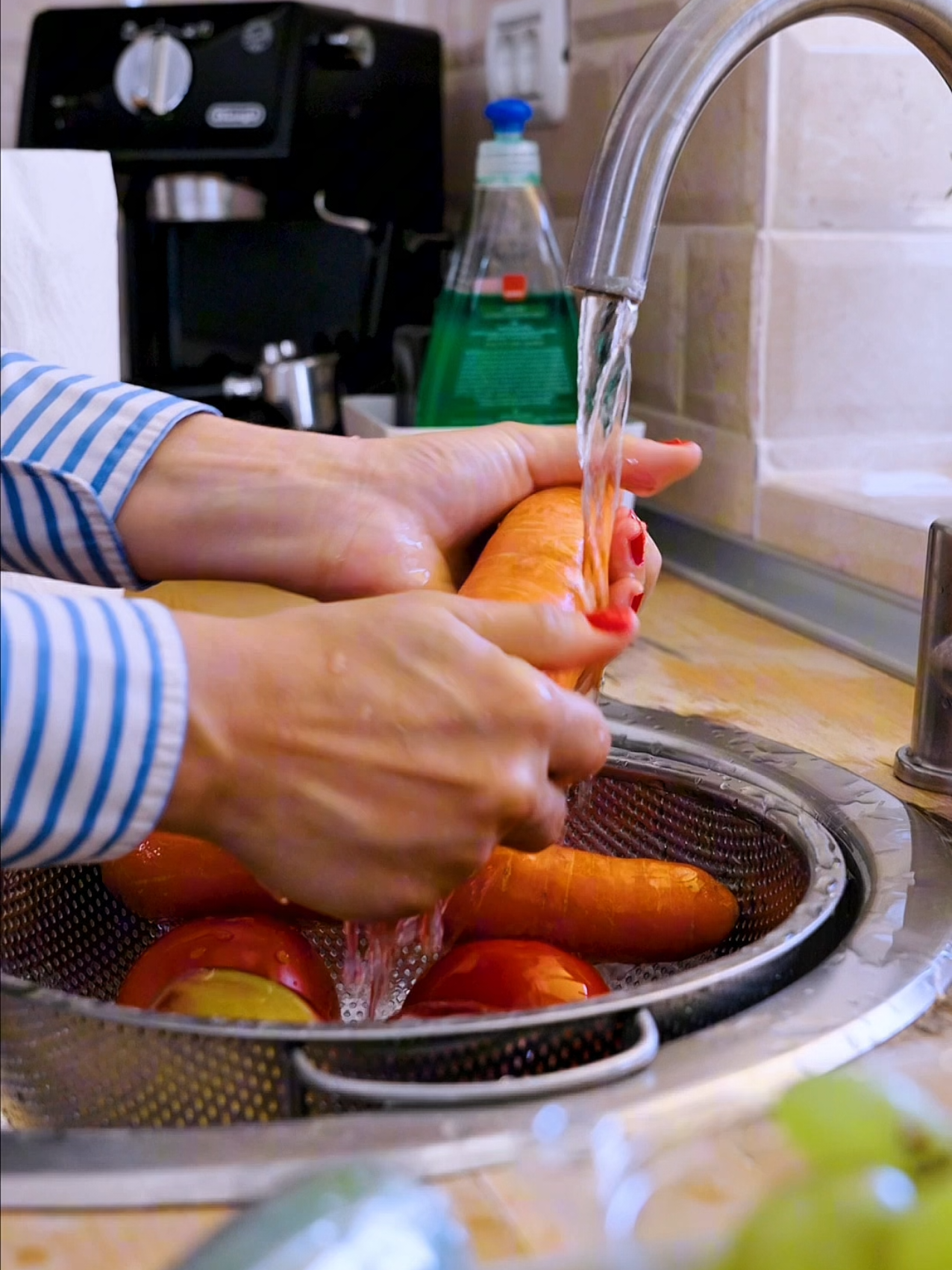 Tu când speli legumele, imediat ce ajungi acasă sau chiar înainte de gătit? 🥦🍅 Indiferent ce alegi, pentru a preveni mucegăirea, nu pot sta prea mult ude. Folosește Pufina Home Care, cu 2 straturi super absorbante, nu va rămâne niciun strop de apă. Așa o să ai o sesiune de gătit puternică și fină 🤍. #Pufina #PuternicaSiFina  #GrijaInFiecareZi #CuratenieCuStil #RutinaDeAcasa #SoftTouch #DailyComfort #HartieIgienica #Pufina #AtingereCareConteaza 