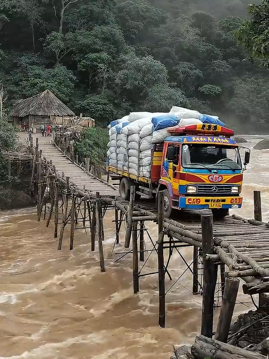 Flood Water Overflow Cargo Truck on The Wood Bridge #shorts #flood #cargocarrier #usa 