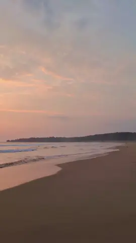 coba aja bisa sabar dikit, pasti dapet sunset nya 🤩🌅 #pantaiciantir #sunset #senja #fy #fypage 