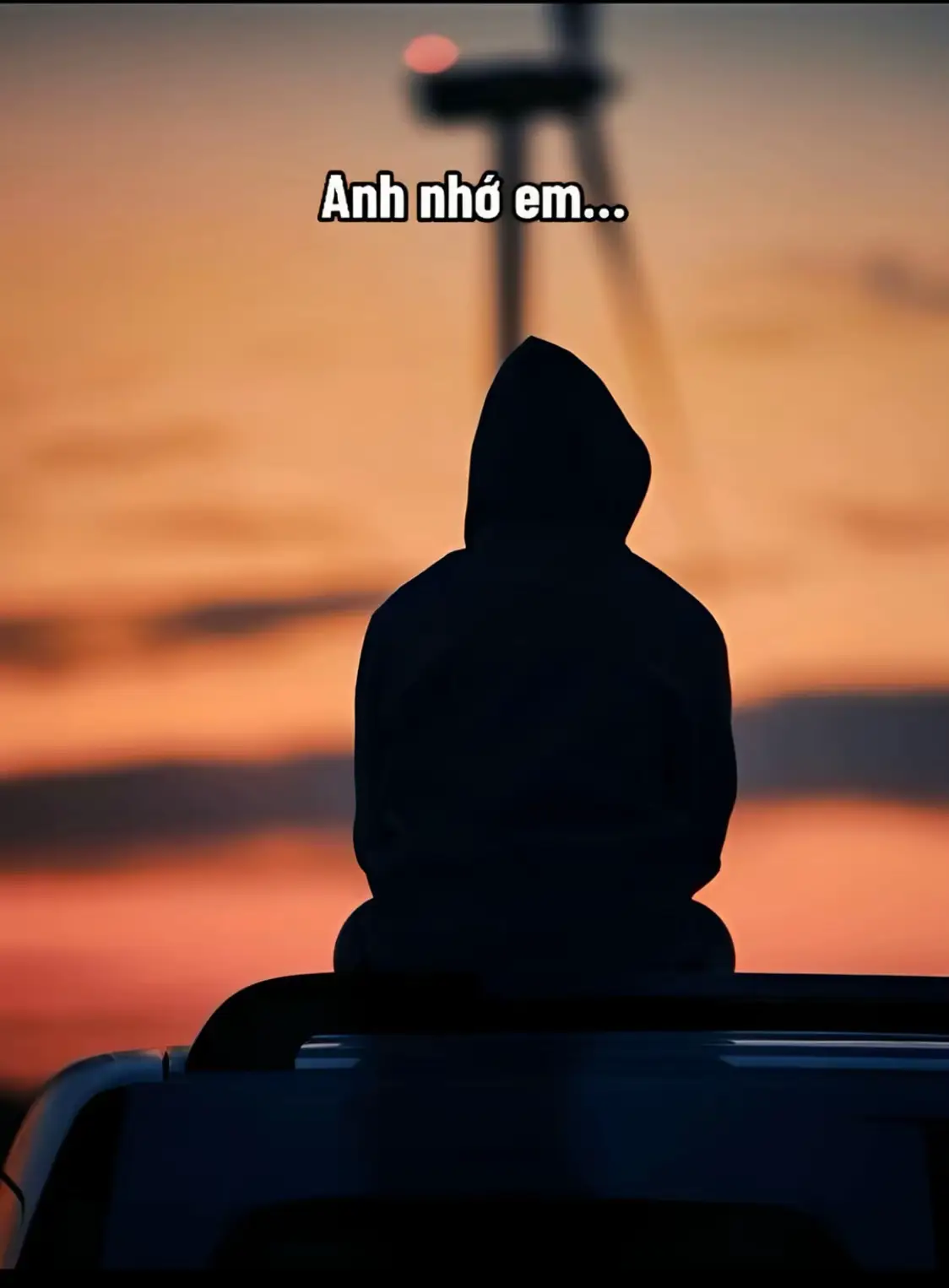 Anh nhớ em!!! Em có biết không? Anh nhớ em… Mà không được liên lạc với em… Không được nói chuyện với em… Không được nhìn mặt em… Không được nghe giọng nói của em… Không được làm bất cứ điều gì liên quan đến em… Cảm giác trong anh khó chịu lắm em à… Cảm giác trong anh như có cả tấn đá đè lên lòng ngực vậy… Nó khó thở đến tuyệt vọng… Nó khó chịu vô cùng…