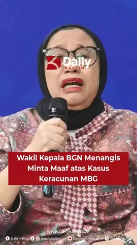 Wakil Kepala BGN Menangis Minta Maaf atas Kasus Keracunan MBG Wakil Kepala Badan Gizi Nasional (BGN), Nanik S Deyang, tak kuasa menahan tangis saat menyampaikan permintaan maaf terkait kasus keracunan massal program Makan Bergizi Gratis (MBG) yang menimpa ribuan anak sekolah di berbagai daerah Indonesia. Dalam konferensi pers, ia mengaku meminta maaf atas nama BGN sekaligus seluruh dapur MBG atau Satuan Pelayanan Pemenuhan Gizi (SPPG). Nanik menegaskan, kasus keracunan ini bukan sekadar data, melainkan menyangkut nyawa anak-anak. Ia menuturkan satu saja anak yang sakit merupakan tanggung jawab BGN. Menurut Nanik, BGN mengaku sepenuhnya bersalah atas insiden pangan tersebut. Data BGN per 22 September mencatat ada 4.711 korban keracunan di seluruh Indonesia. Ikuti terus berita terkini kami! #BGN #MakanBergiziGratis #MBG #KeracunanMassal #PermintaanMaaf  