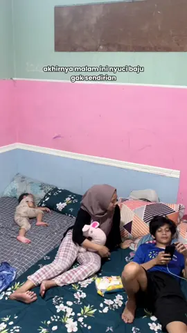 Malam ini nyuci baju ada temennya 🤭 Biasanya sendiri, kali ini ada yang pegangin selang ✨ #momlife #adayinmylife #momroutine #dailyvlog 