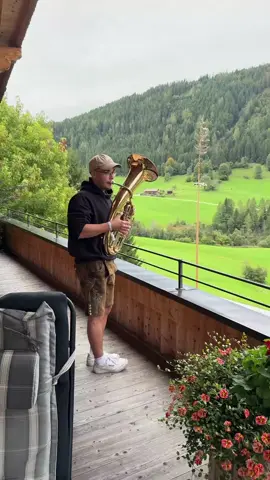Horn Solo von Star Wars, Binary Sunset | Bei unserem Ausflug zum Alpenmusik Festival haben wir auf einer Alm selbst Musik gespielt. Dabei kamen Videos wie das hier zustande. Sauberer Ton mein Bester | #tenorhorn #baritone #Blasmusik #MusikerLeben #BlasmusikPower #BrassMusic #BlasmusikTikTok #musikertiktok #Musikantenherz #fyp #viral_video