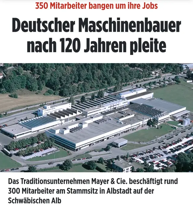 Im Juli feierten sie noch das 120. Bestehen ihres Traditionsunternehmens. Jetzt musste der Weltmarktführer Mayer & Cie. aus Albstadt Insolvenz anmelden. 350 Mitarbeiter weltweit bangen nun um ihre Jobs. Die meisten von ihnen sind am Stammsitz in Baden-Württemberg beschäftigt, einige weitere in Tschechien und China. Am Donnerstag wurden sie bei einer Betriebsversammlung über die Insolvenz des Familienunternehmens und die weiteren Schritte informiert, bestätigte Sprecherin Claudia Bitzer  Die WirtschaftsWoche hatte zuerst berichtet. Mitarbeiter verzichteten auf Sonderzahlungen Im Jahr 2024 machte das Traditionsunternehmen einen Umsatz von 80 Millionen Euro. Dennoch geriet es in wirtschaftliche Schieflage. Die Mitarbeiter verzichteten zuletzt bereits auf Sonderzahlungen. Doch das alleine reichte nicht, am 23. September stellte das Familienunternehmen Antrag auf ein Insolvenzverfahren in Eigenverwaltung. Die Cousins Marcus und Benjamin Mayer, die den Konzern in vierter Generation führen, steuern die Sanierung somit selbst, werden lediglich von dem Sanierungsexperten Martin Mucha (Kanzlei Grub Brugger) unterstützt. Familienunternehmen exportiert weltweit Mayer & Cie. stellt Rundstrickmaschinen her, mit denen etwa T-Shirts, Unter- und Nachtwäsche und Matratzenbezüge produziert werden. Das Unternehmen hält nach eigenen Angaben mehr als 300 Patente und sei so zum Weltmarktführer aufgestiegen. Nahezu alle Maschinen gehen in den Export, vor allem nach Asien. Vor sechs Jahren kamen Flechtmaschinen ins Portfolio, mit denen unter anderem Ummantelungen für Hydraulikschläuche hergestellt werden. Diese Gründe führten in die Insolvenz „Mayer & Cie. agiert in einem Markt, der derzeit durch globale Ereignisse in Turbulenzen geraten ist“, heißt es von dem Unternehmen aus Baden-Württemberg zu den Gründen der Insolvenz. „So führten der Handelskonflikt zwischen den USA und China und der Krieg in der Ukraine weltweit zu Investitionszurückhaltung. (...) Gleichzeitig bieten staatlich subventionierte Hersteller aus China ihre Textilmaschinen zu günstigen Preisen auf dem Weltmarkt an.“ Das habe zu einem Umsatzeinbruch von annähernd 50 Prozent im vergangenen Jahr geführt – bei gleichzeitig gestiegenen Kosten.