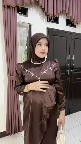 Pake Dress ini bumil ga bingung kalo kondangan🤎 #dresskondangan #ootdhijab #fyp #dresssatin #dresskondanganmewah 