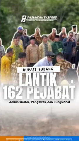 Bupati Subang Reynaldy Putra Andita melantik dan mengambil sumpah jabatan 162 pejabat administrator, pengawas, dan fungsional di lingkungan Pemerintah Kabupaten Subang, Jumat (26/9/2025). Pelantikan yang digelar di Jl. Raya Jalupang, Desa Jalupang, Kecamatan Kalijati ini berlangsung dalam kondisi jalan yang rusak dan dekat Tempat Pembuangan Akhir (TPA) sampah. Lokasi dipilih secara khusus oleh bupati untuk menegaskan bahwa masalah infrastruktur, sampah, dan sarana pendidikan masih menjadi pekerjaan rumah serius bagi pemerintah daerah. #pasundanekspres  #bupatisubang  #reynaldyputra #pemkabsubang