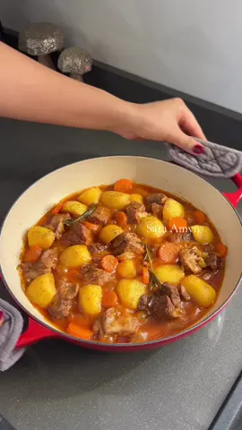 Spezzatino di tacchino, con patate e carote  Ingredienti ⬇️ - 700 g sovracoscia di tacchino a pezzi - Farina q.b. - 1 cipolla piccola - 1 gambo di sedano - 1 carota - 4 patate piccole - 2 spicchi d’aglio - 1 cucchiaio concentrato di pomodoro - Olio evo, burro, salvia, rosmarino, sale, pepe ————————— 🌿 Procedimento: Infarinare la carne e rosolarla in padella con olio e burro. Aggiungere cipolla, sedano, aglio, salvia e rosmarino, rosolare 3-4 min. Unire sale, pepe, concentrato e un po’d’acqua calda. Cuocere coperto 35-40 min a fuoco medio-basso. A metà cottura aggiungere carota e patate a tocchetti. Quando verdure morbide e sughetto ristretto, servire caldo.🌸 . ‎المكونات ⬇️ ‎700 غ من فخذ الديك الرومي مقطع قطعًا ‎دقيق حسب الحاجة ‎1 بصلة صغيرة ‎1 عود كرفس ‎1 جزرة ‎4 حبات بطاطس صغيرة ‎2 فص ثوم ‎1 ملعقة كبيرة معجون طماطم ‎زيت زيتون، زبدة، مرمرية، إكليل الجبل، ملح، فلفل ————————— ‎🌿 طريقة التحضير: ‎مرري قطع اللحم بالدقيق ثم حمّريها في مقلاة مع الزيت والزبدة. ‎أضيفي البصل، الكرفس، الثوم، المرمرية وإكليل الجبل، ثم قلّبي لمدة 3-4 دقائق. ‎أضيفي الملح، الفلفل الأسود ، المعجون وقليل من الماء الساخن. ‎اطهيها مغطاة على نار متوسطة-منخفضة لمدة 35-40 دقيقة. ‎في منتصف الطهي أضيفي الجزر والبطاطس المقطعة. ‎عندما تصبح الخضار طرية ويتماسك الصوص، قدّميها ساخنة.🌸