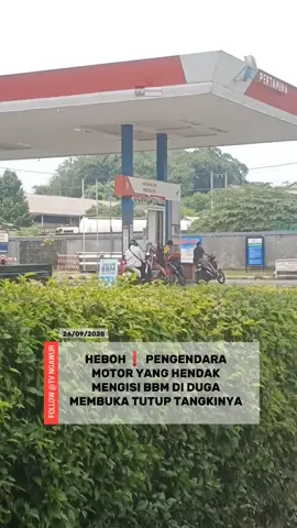 HEBOH❗ PENGENDARA MOTOR YANG HENDAK MENGISI BBM DI DUGA MEMBUKA TUTUP TANGKINYA  Jum'at (26/09/2025) pengendara montor yang hendak mengisi BBM di duga membuka tutup tangkinya,hal ini di buat untuk memasukan selang aliran BBM,menurut keterangan pengendara,gakb mungkin BBM di taro di saku celana  #bbm #viral #heboh #fyp #beritaviral 