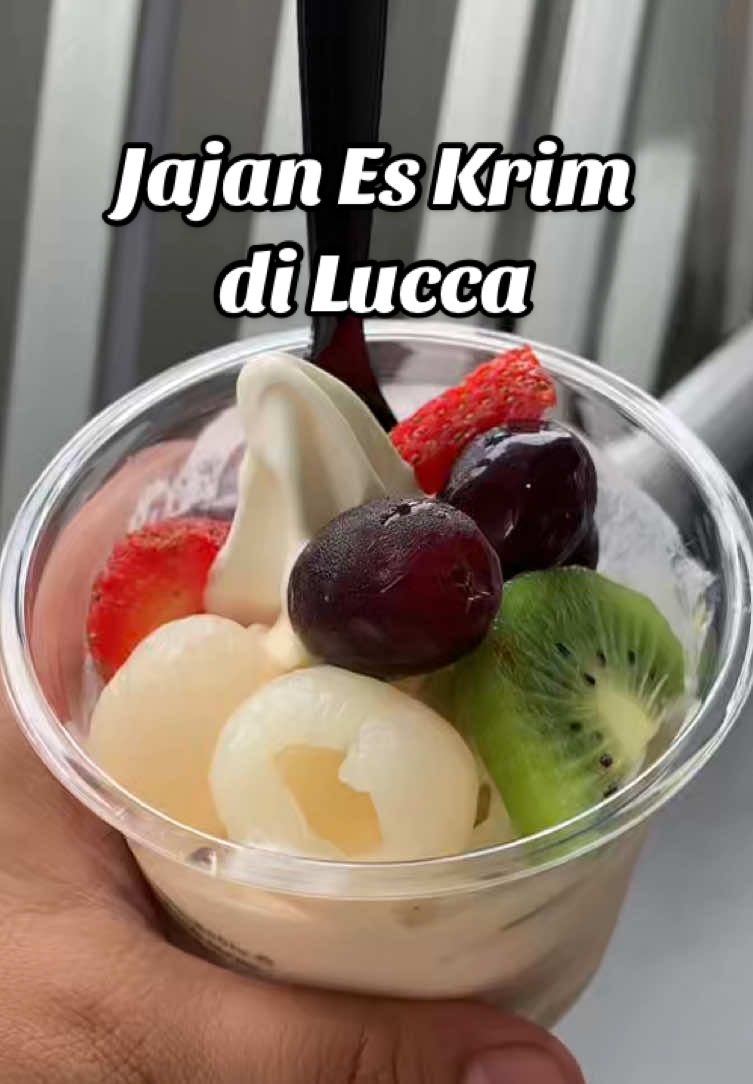 Siapa yang suka es krim?  Jakarta lagi panas banget, kaya punya matahari 9 dah, pas banget kan klo jajan es krim.  📍Lucca, Stasiun LRT Dukuh Atas #fyp #viral #kuliner #eskrim  #RedTravelers 