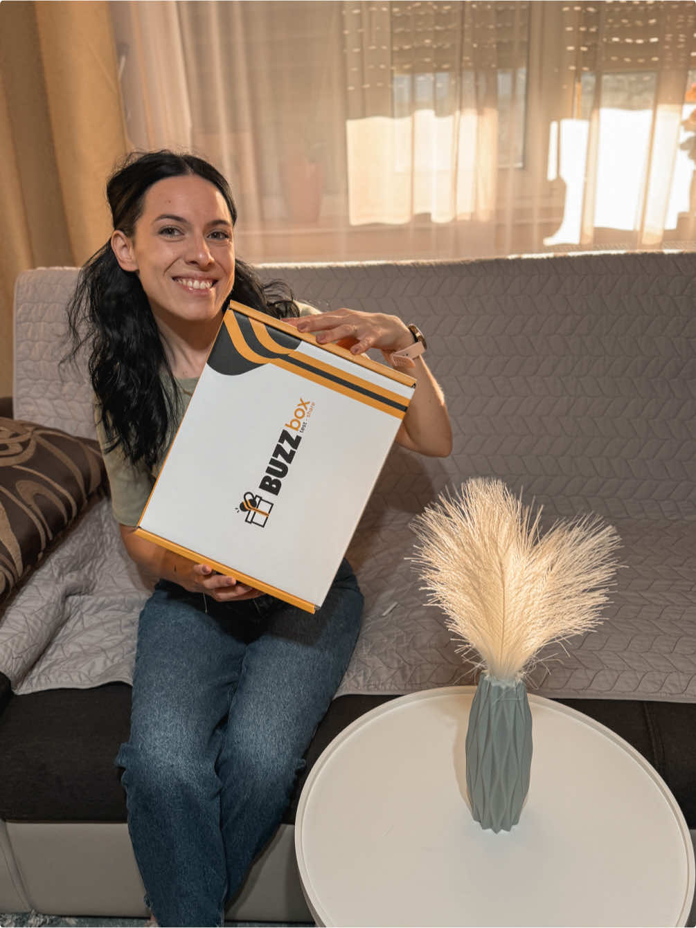 Septembrie vine cu surprize dulci și cool! 🍂✨ BuzzBox-ul lunii e plin de bunătăți care îți fac toamna mai cozy și mai delicioasă.       Tu l-ai descoperit deja? 🎁🐝  . . P R| @BUZZStore , mulțumesc frumos!🧡 . . . #BuzzBoxRomania #gifted #box #viralvideos #videoviral 