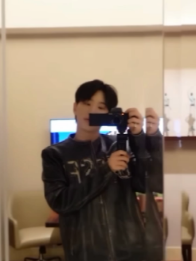 he really prepared everything for carat 🥹🤍how lucky the woman will be, you can see from this video that she loves her carat that much, always giving news, not wanting her carat to feel lonely and so on, i hope you love your carat forever chi i love u so much🥹🤍🤍🤍 lebay dikit gpp ya edisi kangen bangett🥹🫵🏻🫵🏻 #hoshi #seventeen #seventeen17_official #fyp #beranda 