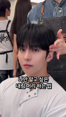 요즘 트렌드를 담은 #시스루댄디컷 ➰➰   1. 두상에 알맞는 커트!! 무지성 커트가 아닌 개개인 얼굴 굴곡에 맞춤 커트!!   2. 모질에 알맞는 시술!! 고객님 개개인 모질과 고객님의 손질 습관에 알맞은 시술!!   3. 간단한 손질!! 컬크림, 에센스로 툭툭 털어 바르고 취향따라 스프레이로 고정!!   예약 및 문의사항은 프로필상단 링크를 이용해주세요💌 #남자머리스타일 #남자헤어스타일 #남자머리추천 #남자머리 