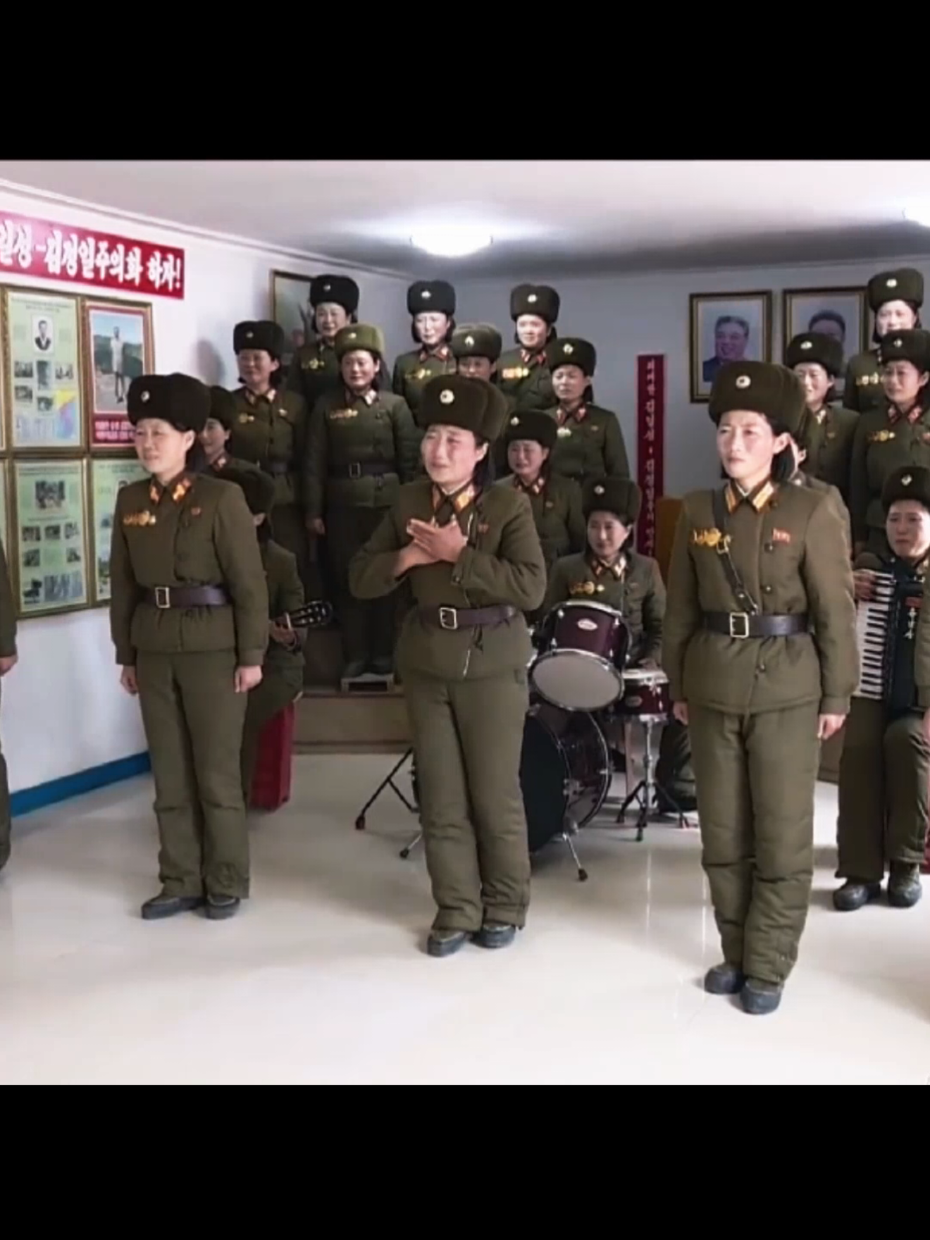 They were a little too excited, but it was no wonder, because they were facing the great leader Kim Jong-un who had great charisma.#KimJongUn  #NorthKorea #fyp #김정은  #Dprk 