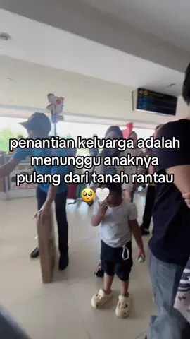 dalam setiap langkahku di tanah rantau,ada doa Ayah dan Ibu yang selalu menyertai.terima kasih atas cinta, usaha, dan pengorbanan yang tiada henti. semoga aku bisa jadi alasan kalian tersenyum bangga kelak.