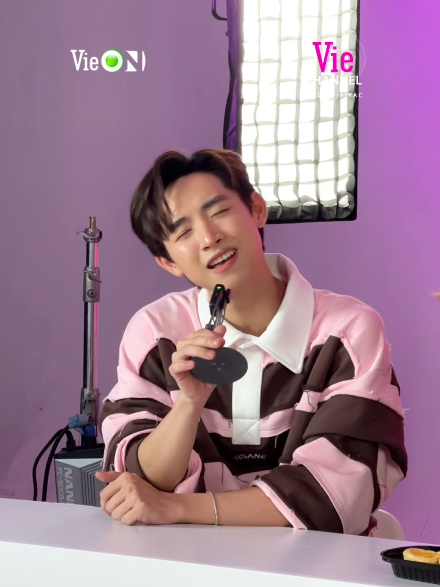 Trời mưa cách mấy cũng không thể cuốn trôi buổi livestream đầy thú vị này, vào ngay để xem các Anh trai Em Xinh quăng miếng tiểu phẩm ê hề nha  #EXSH #Emxinhsayhiconcert #TikTokGiaiTri #VieON #DatVietVAC #VieChannel #CONGB