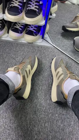 Rekomendasi sepatu cowok keren dari brand Whoppy #whoppy #sepatu #sepatucowok #sneakerscowok #sepatusneakers 