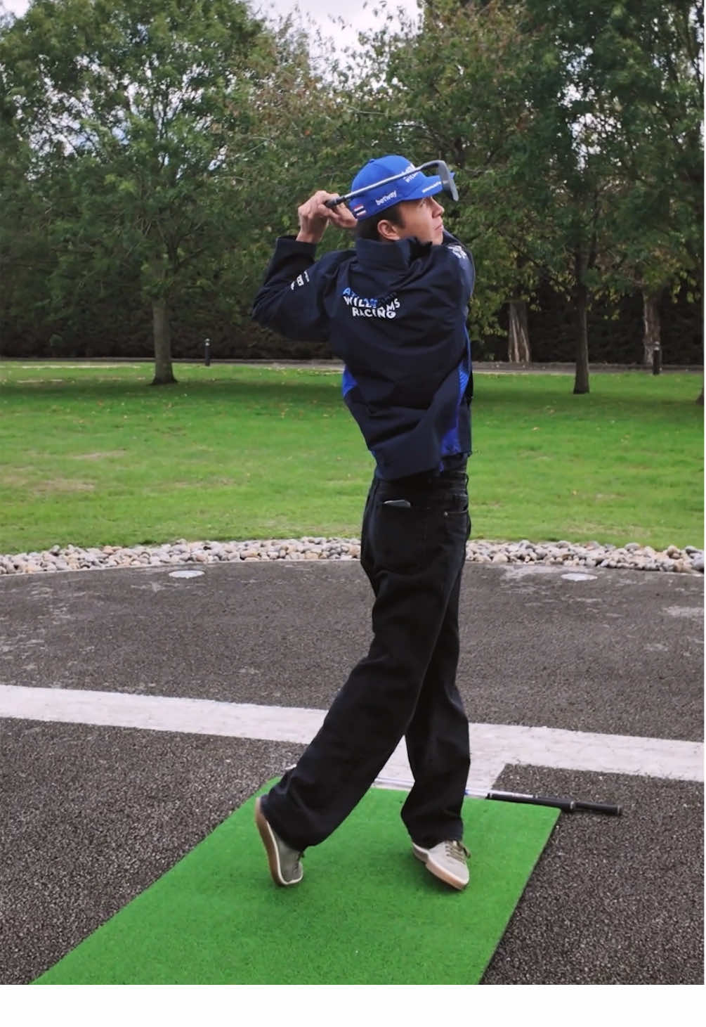 First up to the tee... Alex Albon 🏌️‍♂️ He’s laid down the Ryder Cup challenge for Carlos to take on next 👊 #f1 #golf #RyderCup 