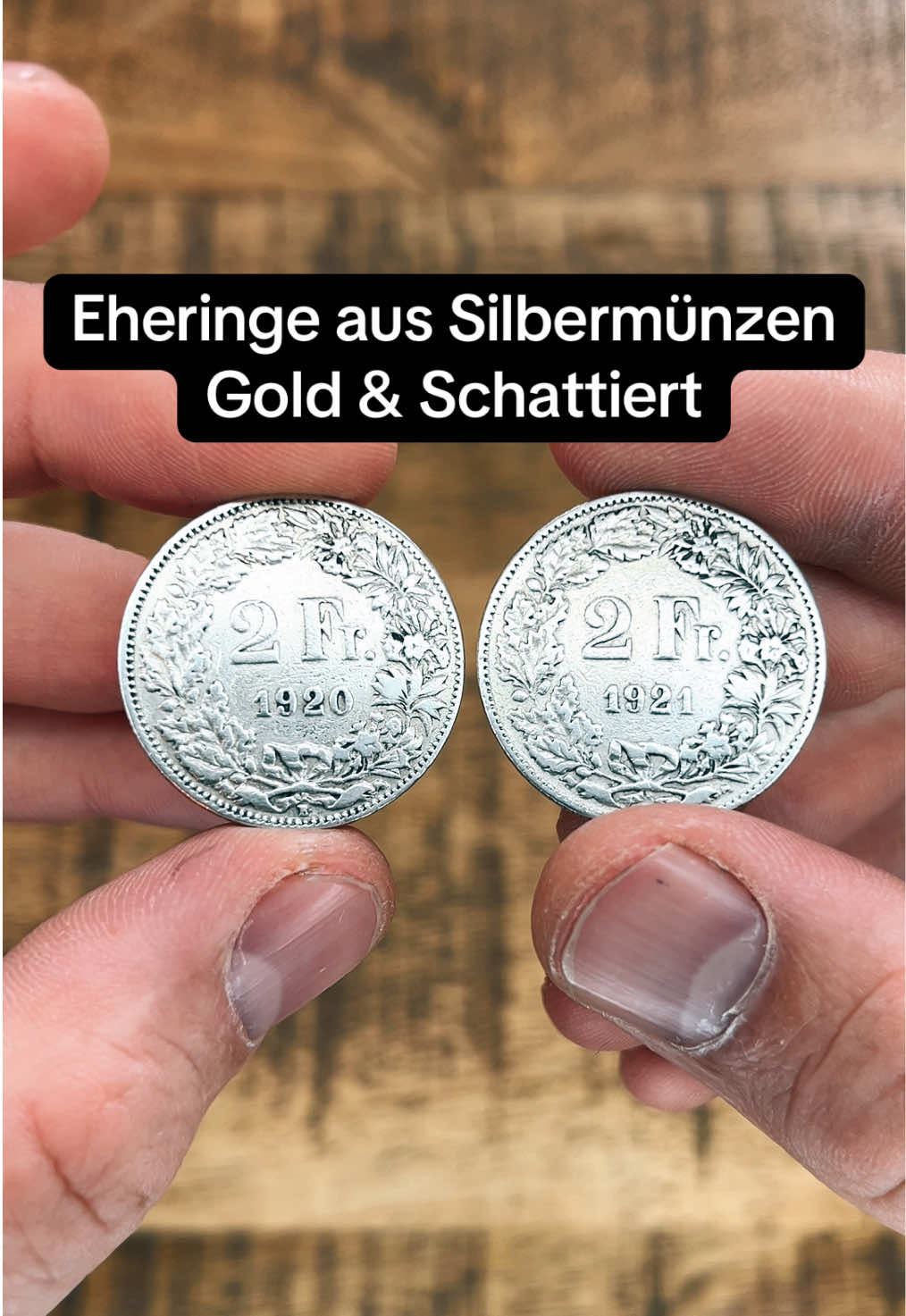 Aus zwei alten Schweizer Silbermünzen von 1920 und 1921 werden für ein junges Paar aus der Schweiz zwei besondere Eheringe - der eine vergoldet, der andere schattiert❤️ #ringmaking #weddingrings #silvercoin #coinring #handcraftedjewelry 